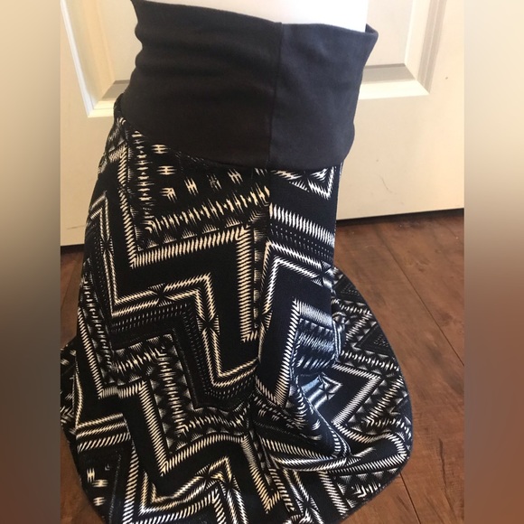 Marie C Black White Zig Zag Elastic Waistband Mini Skirt size Small - Picture 4 of 10